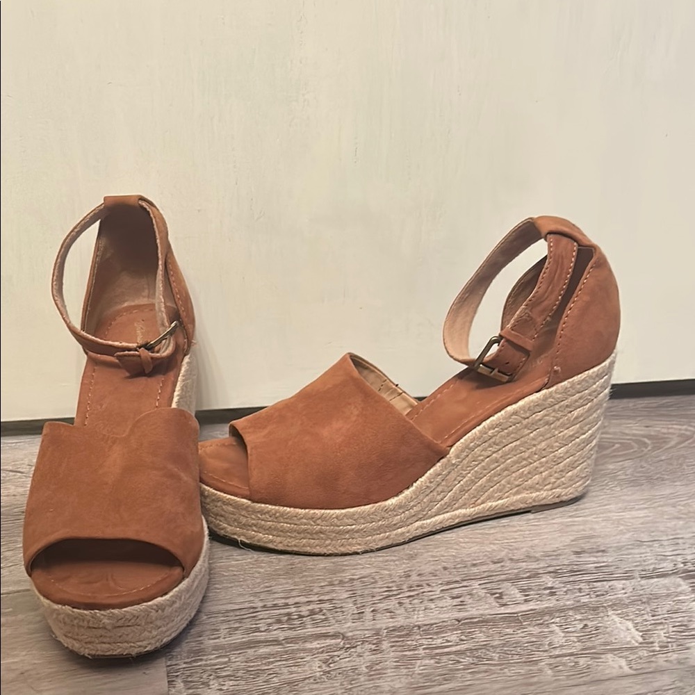 Universal Thread 9.5 ankle strap sandal
